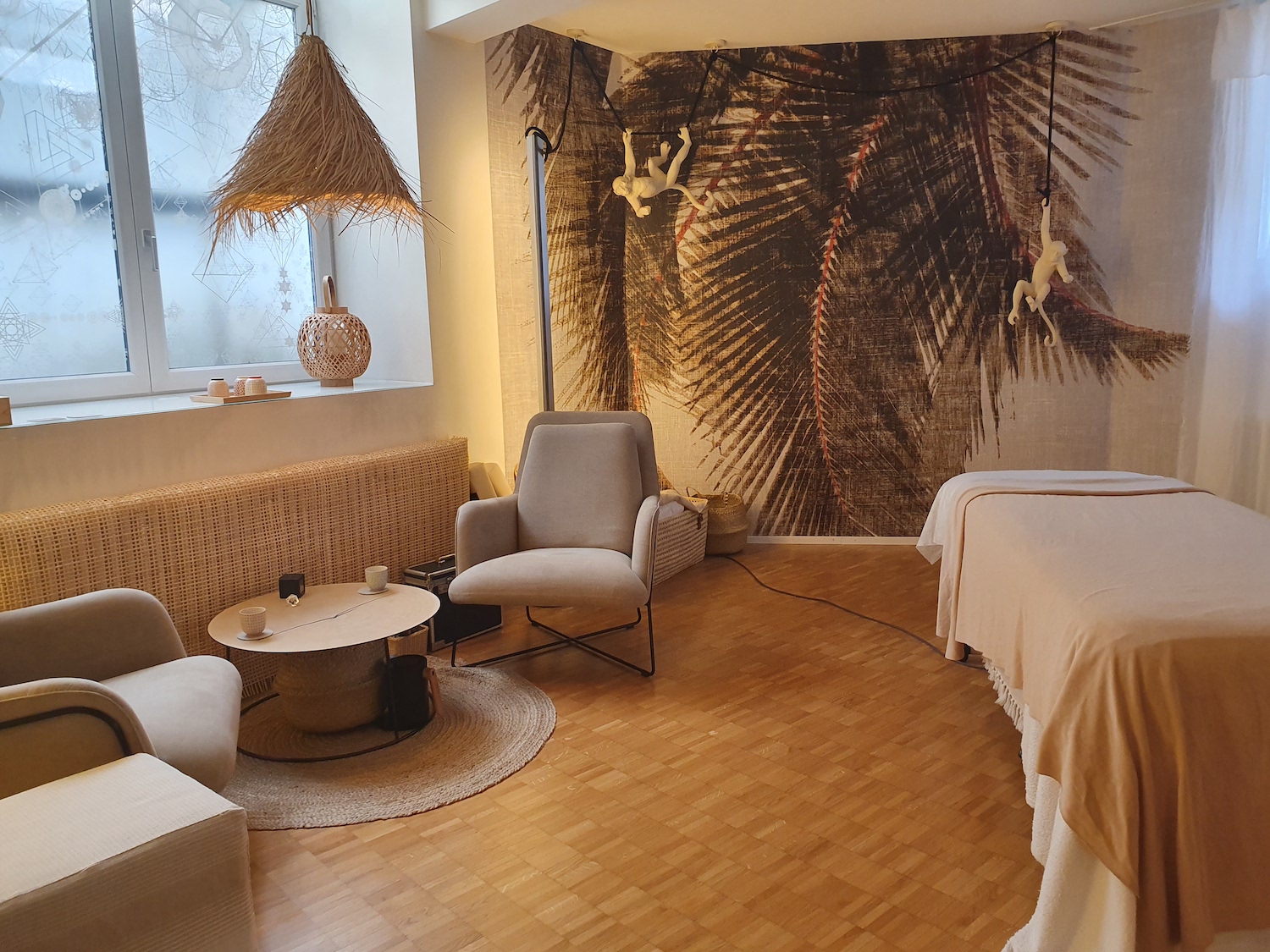 Praxisbild-massaged-Zerich-sessel-massageliege-palmenbild-affen